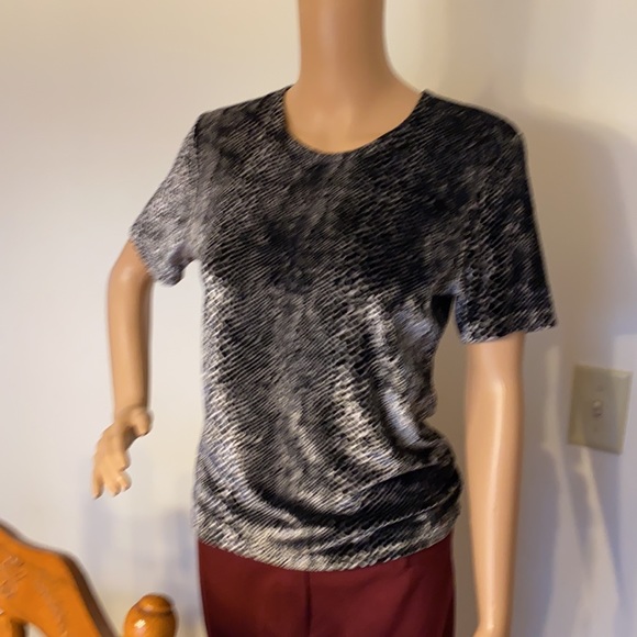 Dana Buchman - sharp, stretchy, and soft animal print short sleeve top. - Picture 2 of 7